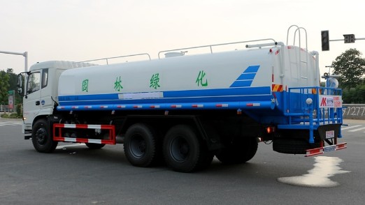 20噸灑水車報(bào)價(jià)表_東風(fēng)專底后雙橋20噸綠化灑水車廠家價(jià)格3