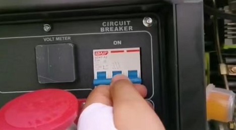 啟動好后送電,把空氣開關藍色開關扳上面去。 啟動好后送電,把空氣開關藍色開關扳上面去。