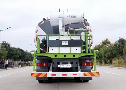 國(guó)六東風(fēng)專(zhuān)底D3V前四后八26方灑水車(chē) 國(guó)六東風(fēng)專(zhuān)底D3V前四后八26方灑水車(chē)